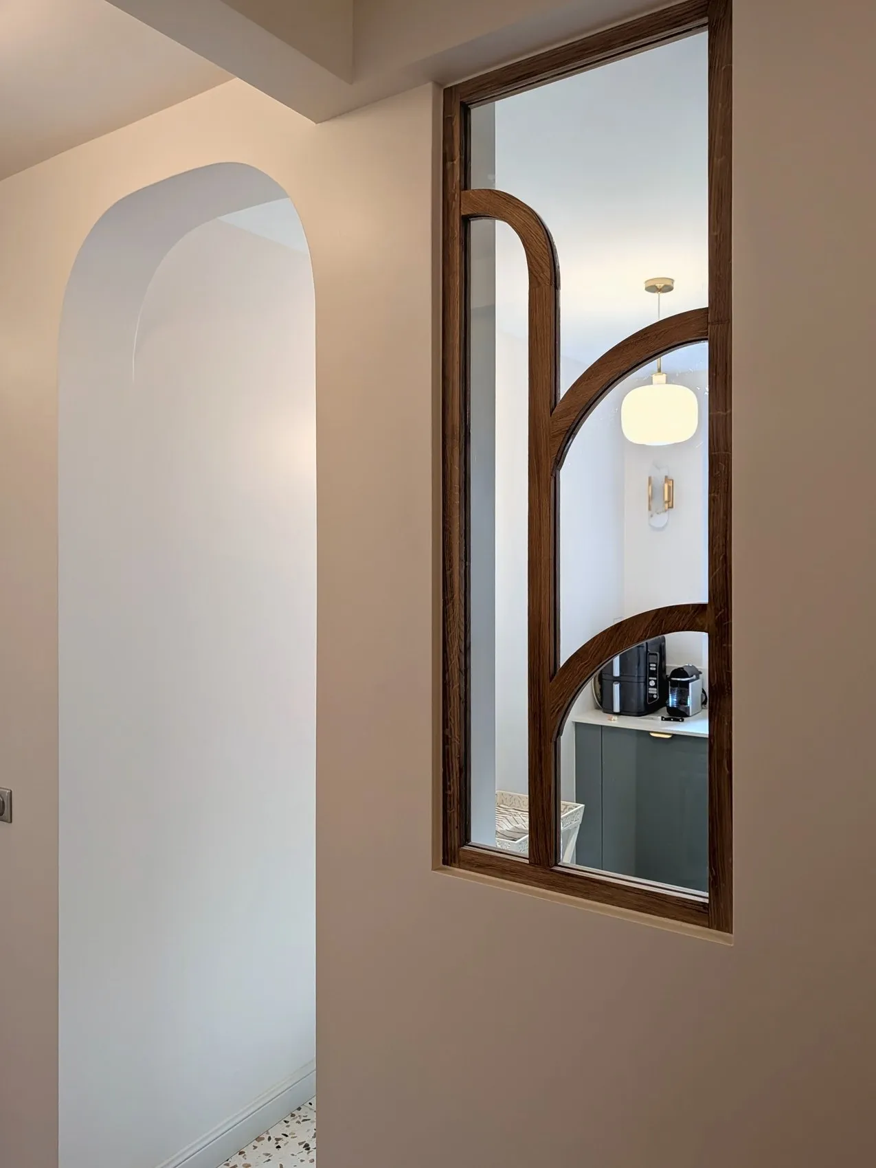 L'arche et la verrière en bois sur mesure, vues du couloir