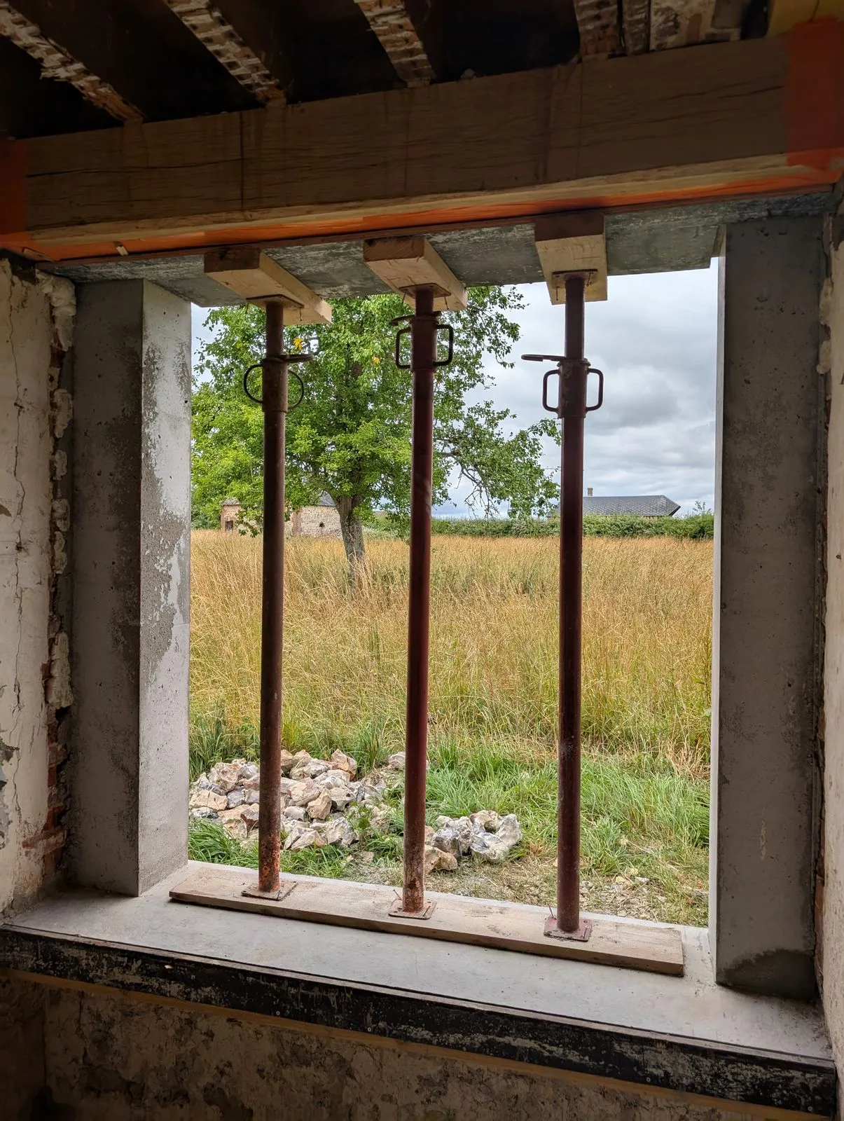 L'ouverture de la future baie vitrée, soutenue par des étais pendant le chantier