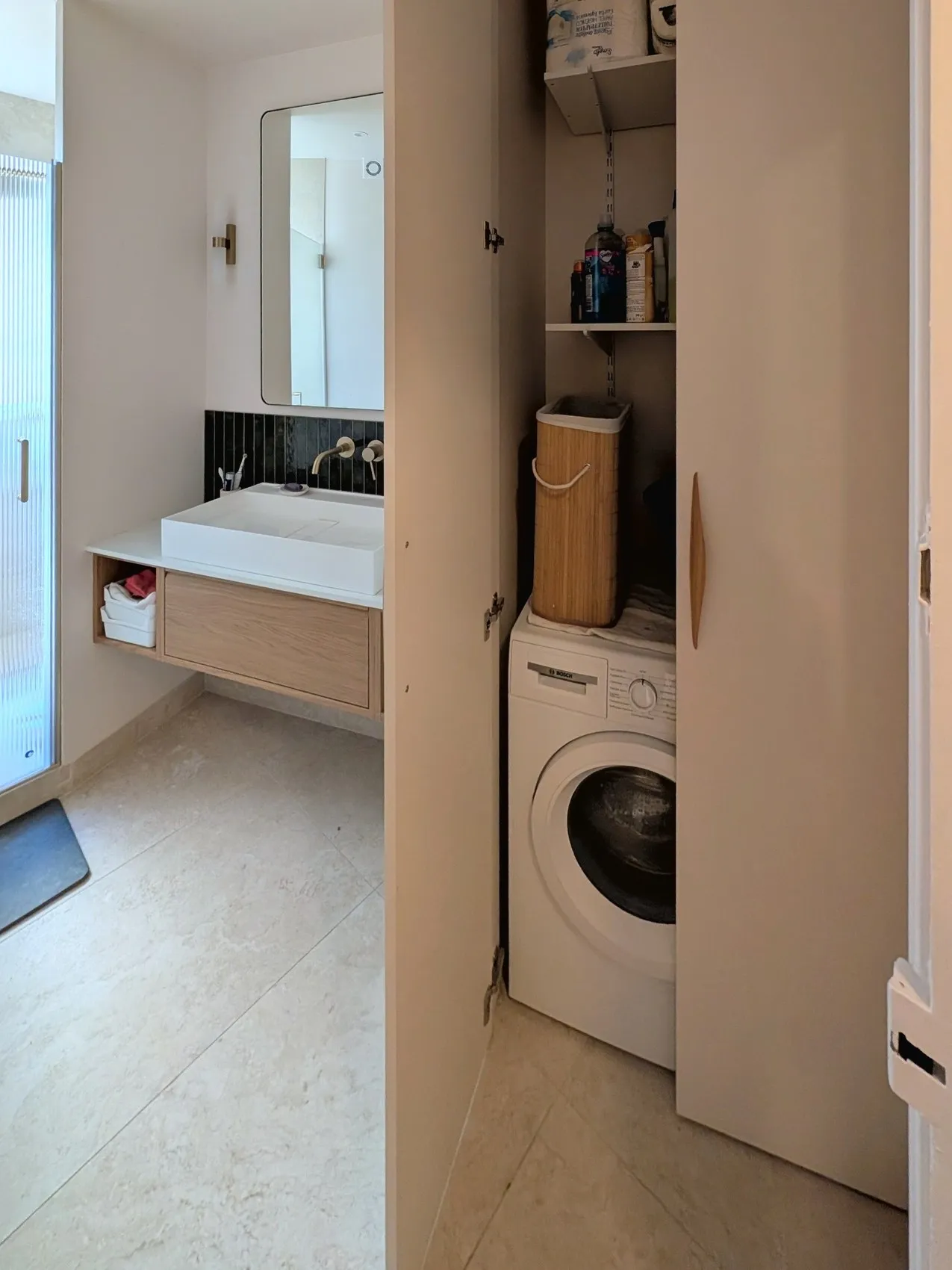 La buanderie dissimulée dans le placard sur mesure de la salle de bain