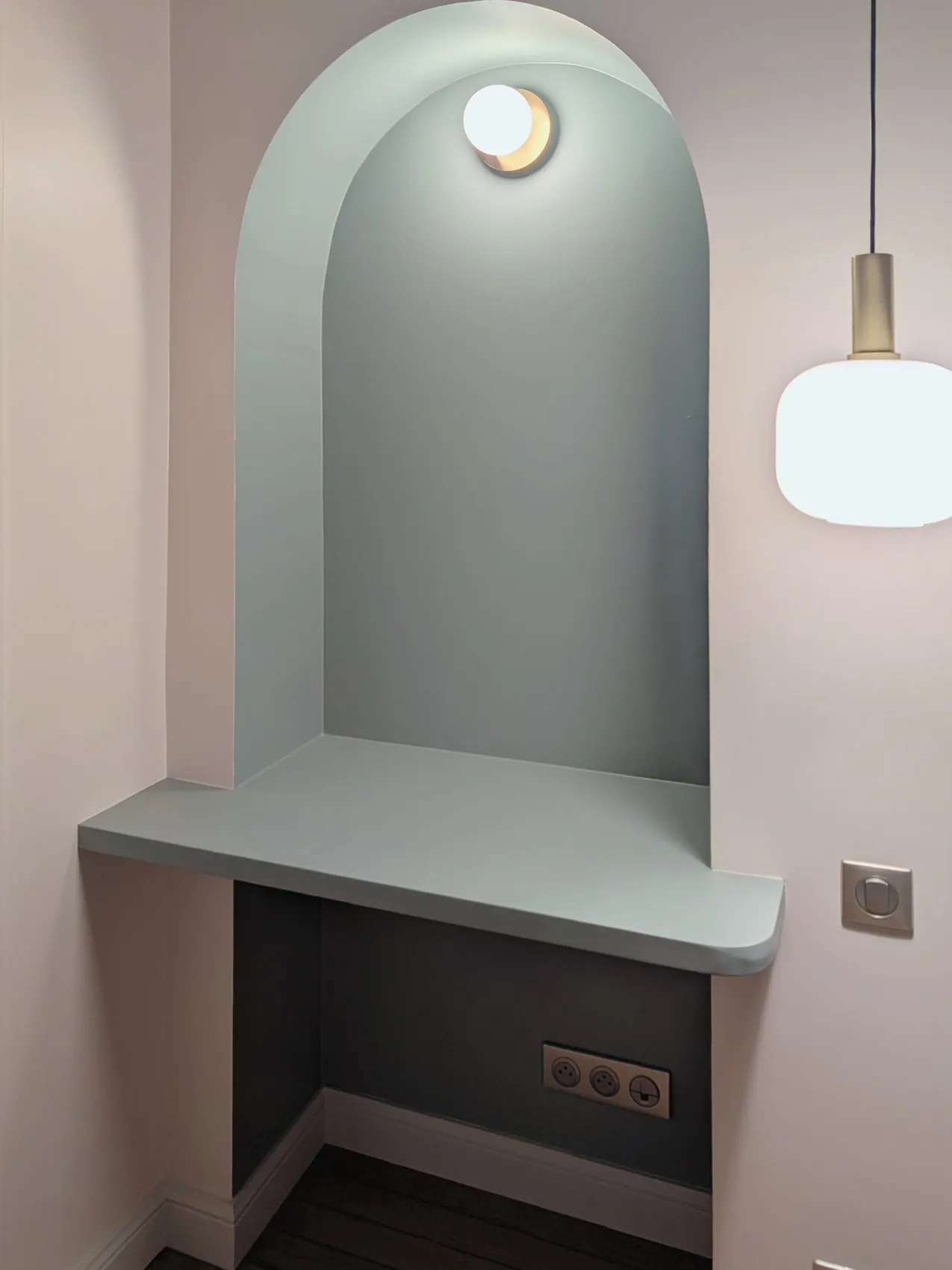 L'alcôve en arche de la chambre, peinte et éclairée