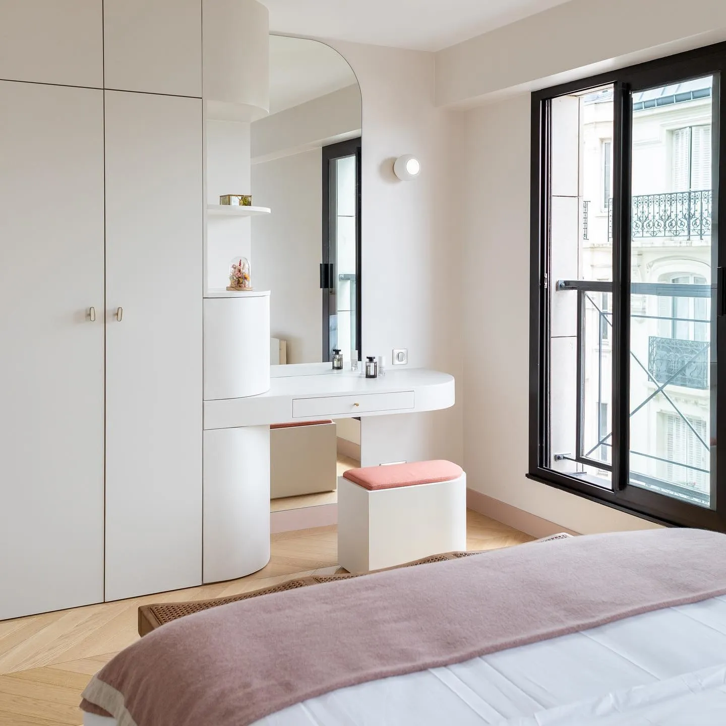 La chambre terminée : penderie et coiffeuse sur mesure, fenêtre noire, linge de lit rose