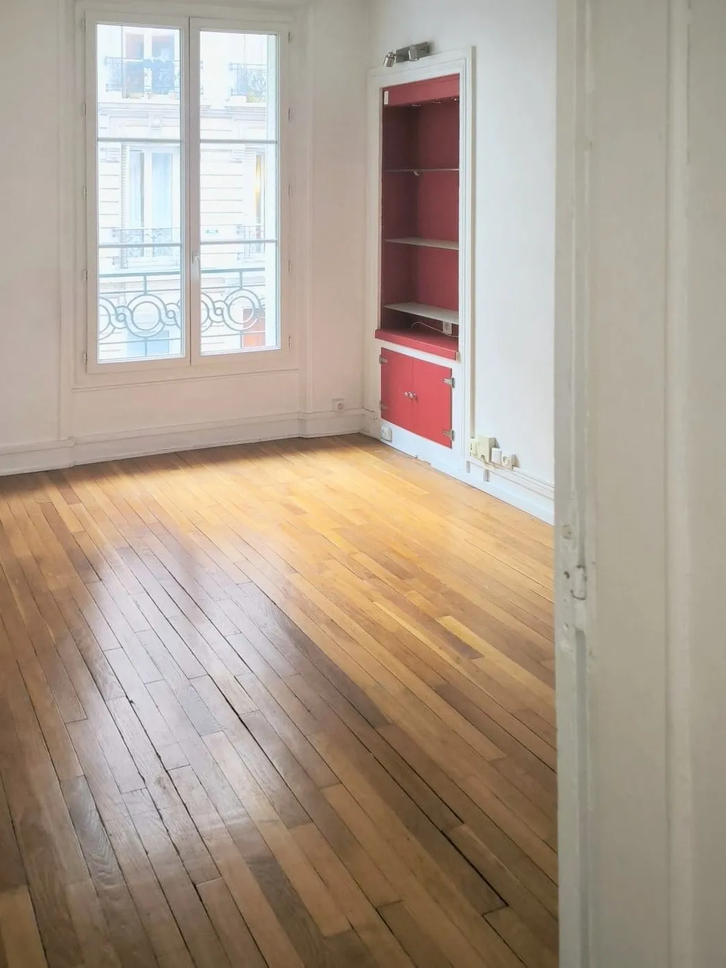 La chambre avant travaux, avec sa niche à étagères d'origine