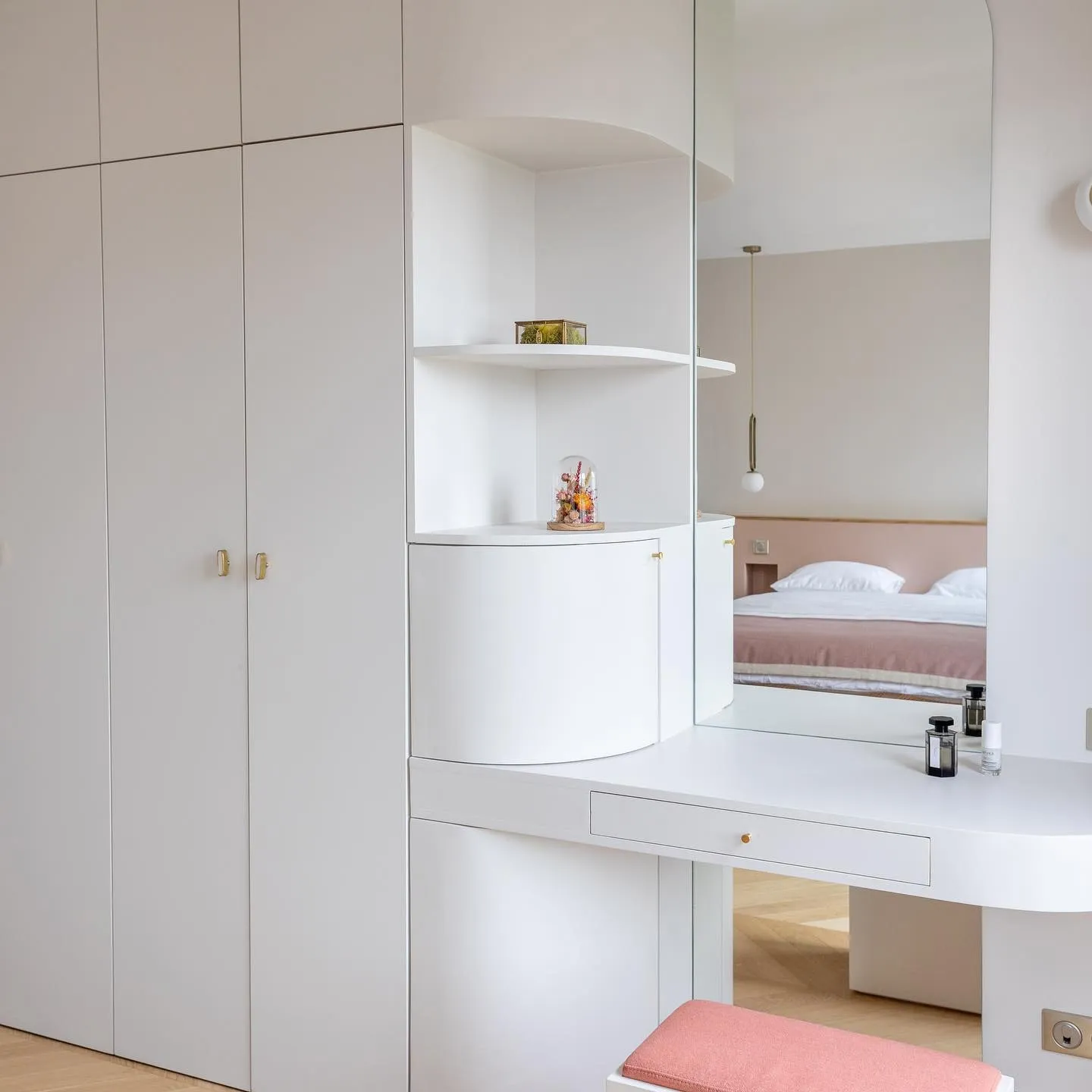 La menuiserie sur mesure de la chambre : penderie, niches arrondies et coiffeuse