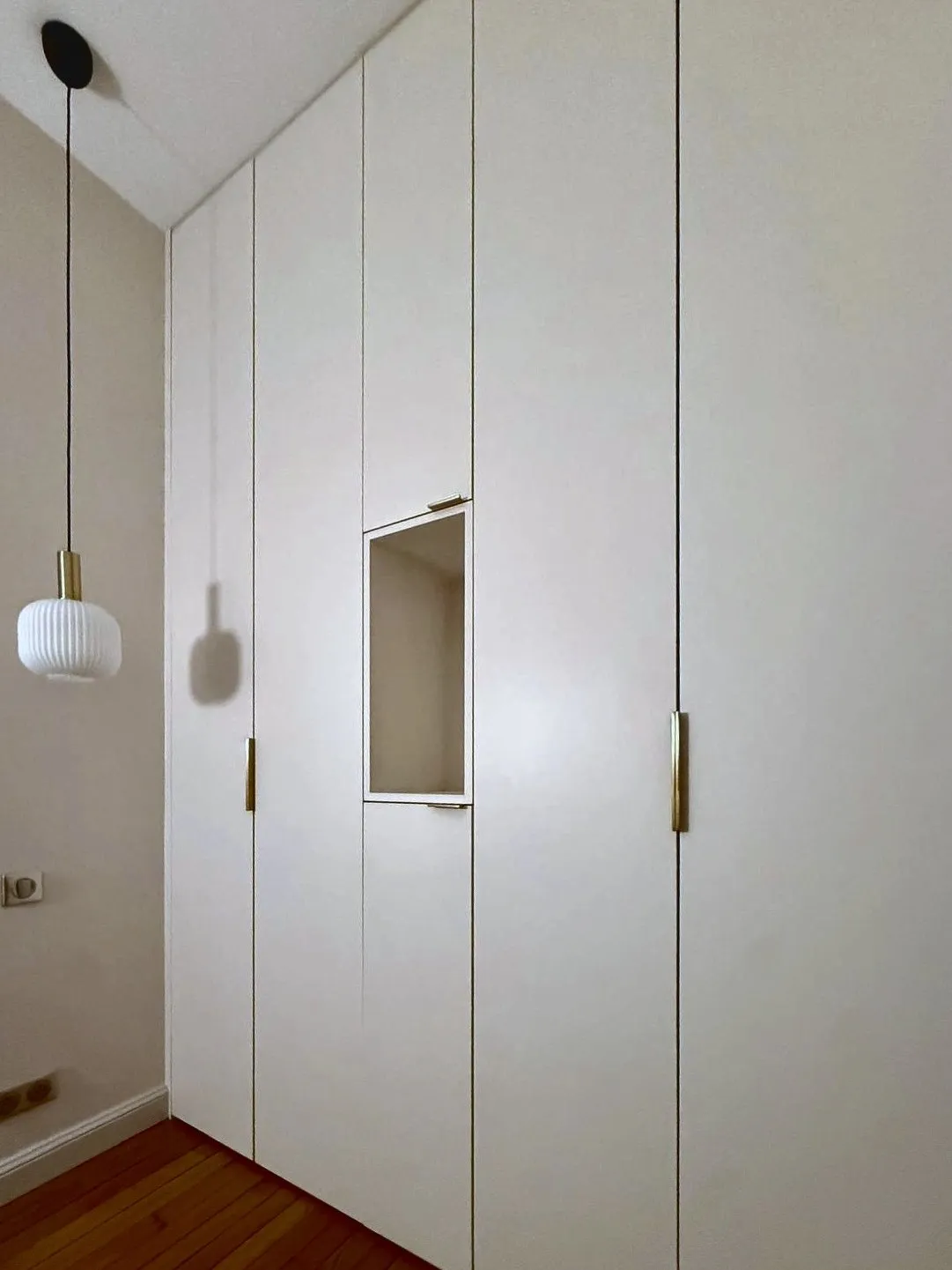 Le mur de placards sur mesure de la chambre, toute hauteur