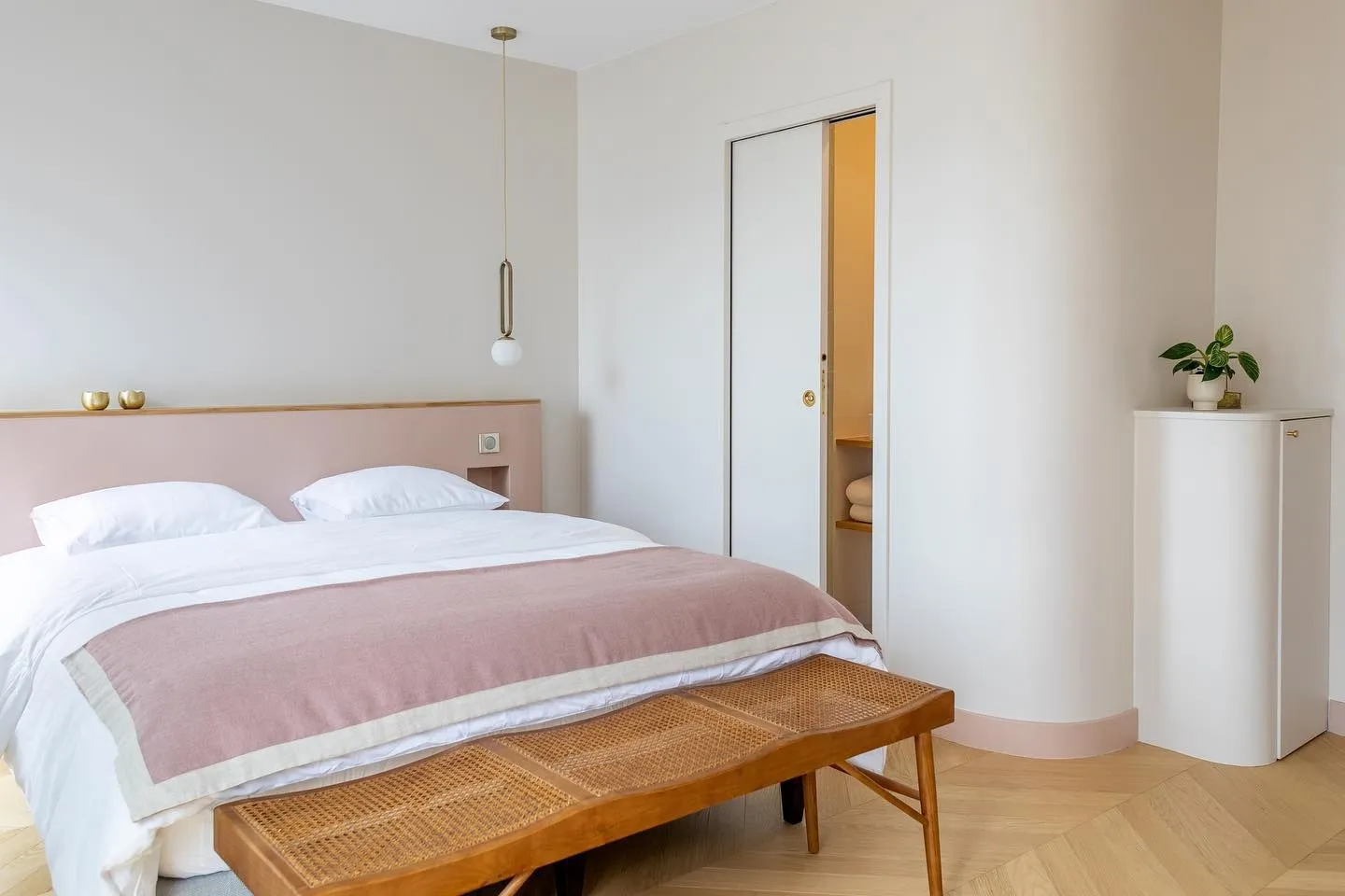 La chambre terminée, avec la porte qui ouvre sur sa salle de douche