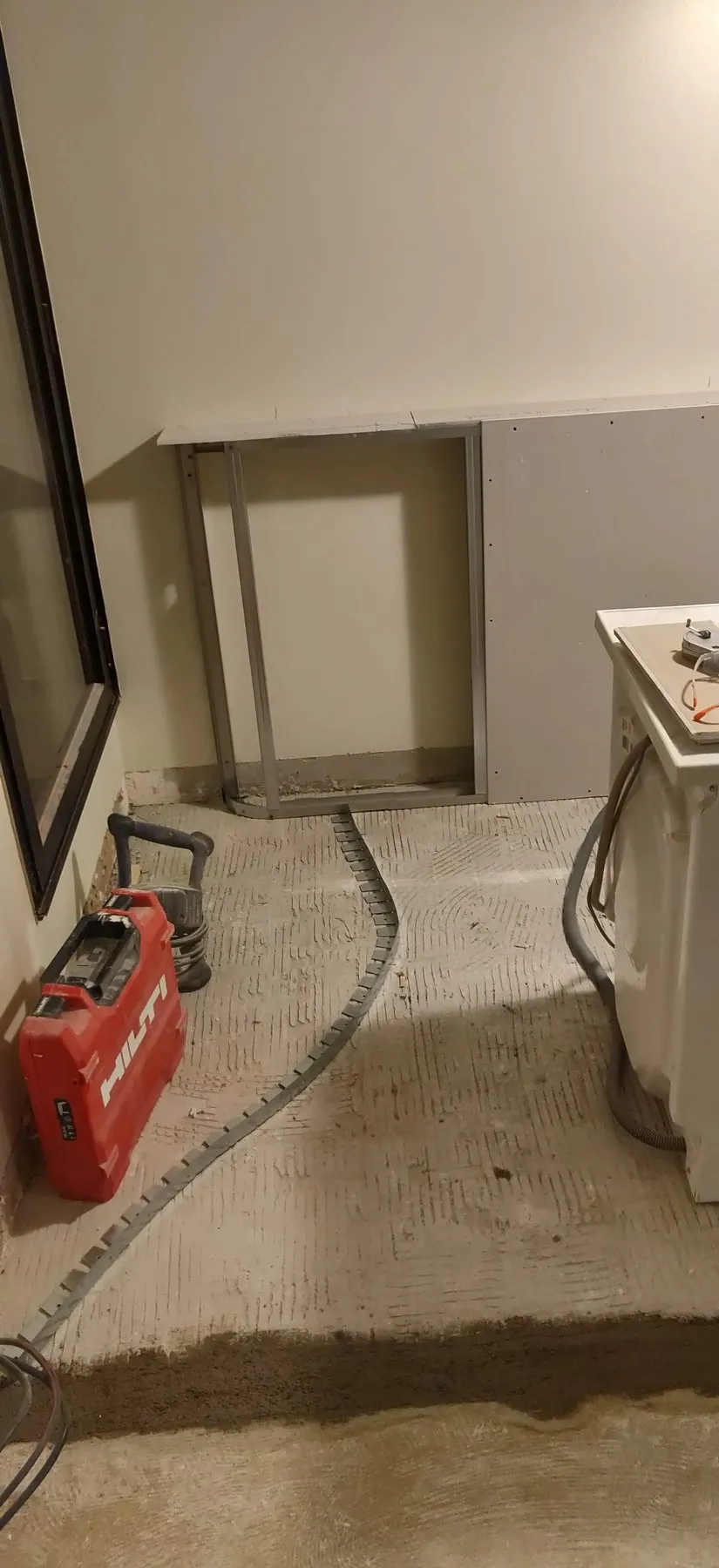 La tête de lit maçonnée en cours de création, pendant le chantier