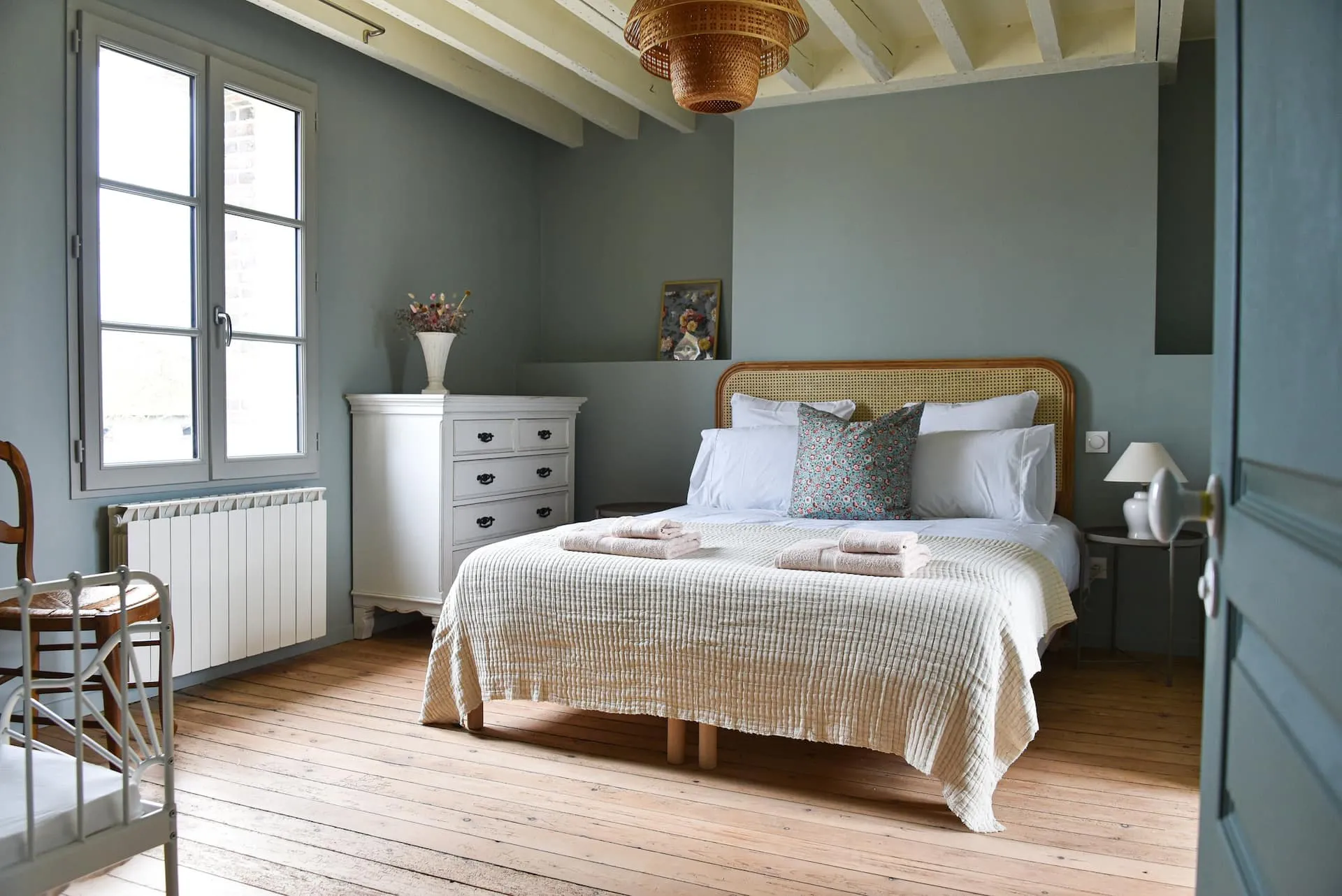 La chambre verte terminée : murs gris-vert, lit clair, commode blanche et plancher ancien