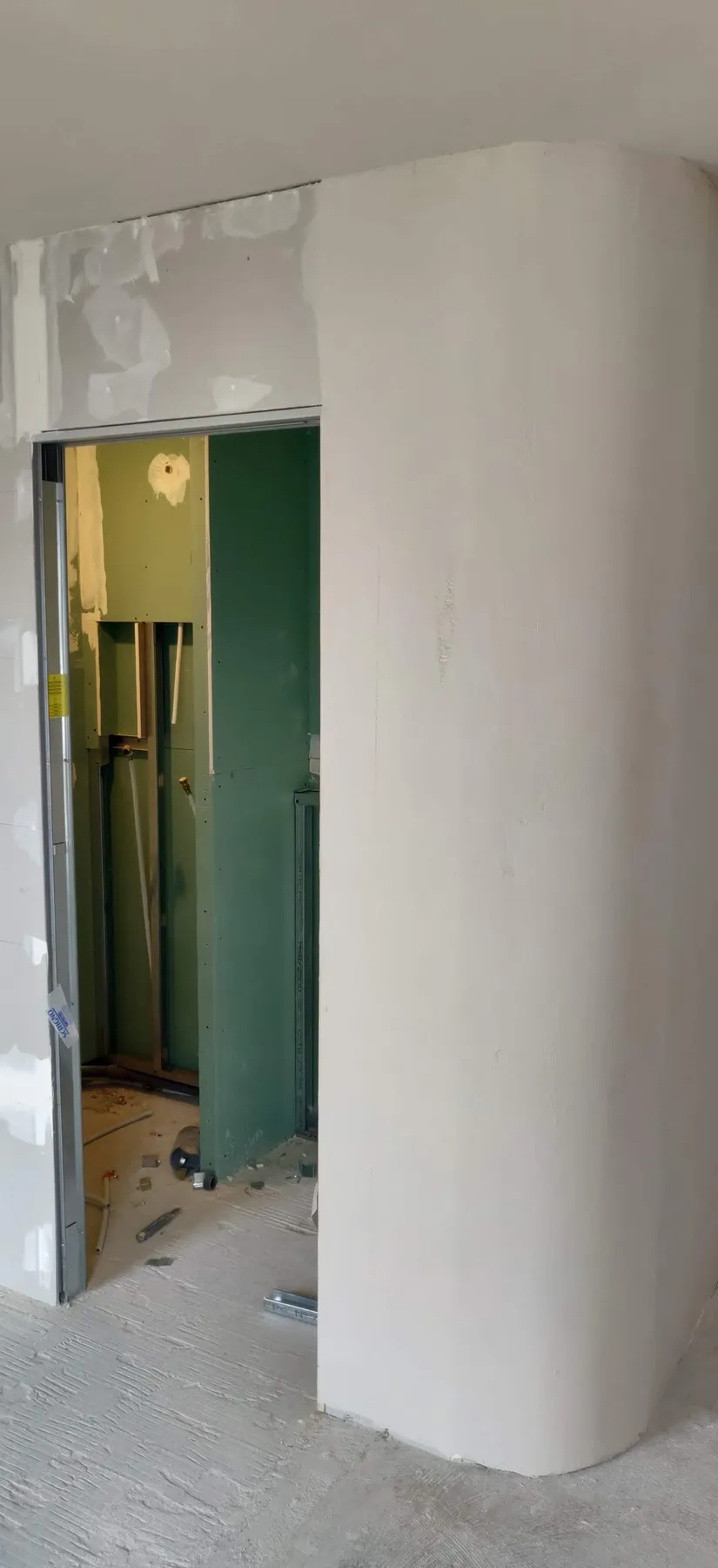 Le mur arrondi de la salle de douche, en cours de réalisation