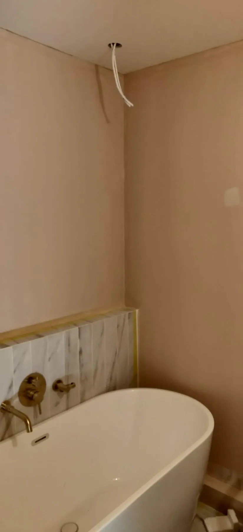 La baignoire en place dans la salle de bain, avant les finitions