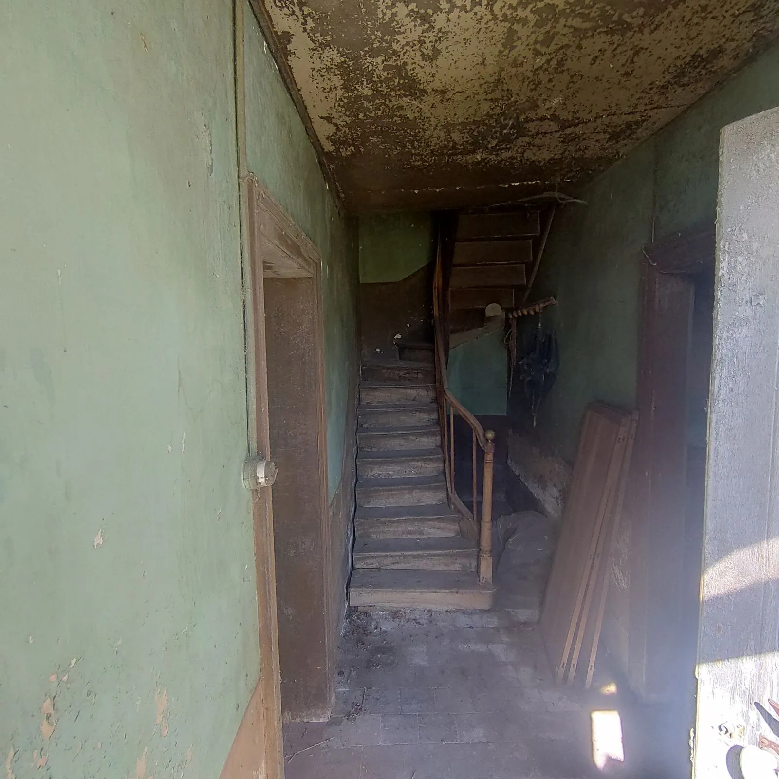 L'entrée de la maison avant travaux, vue vers l'escalier