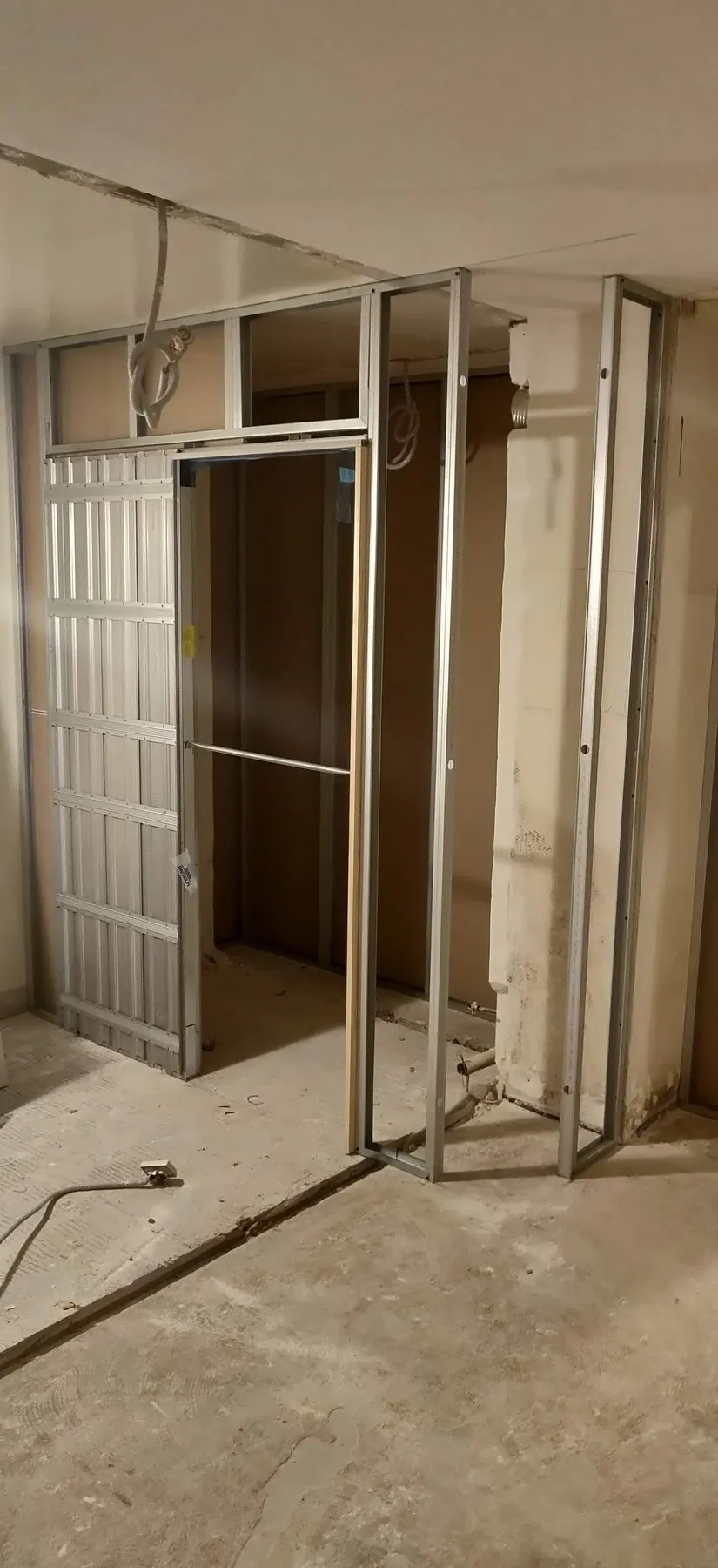 Ossatures métalliques des cloisons de la nouvelle salle de douche