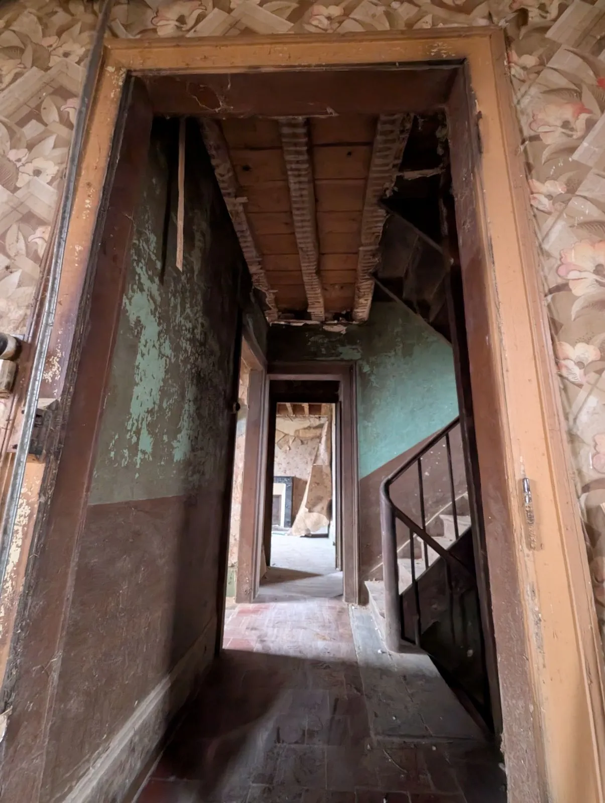 Le palier de l'étage pendant le chantier, solives apparentes