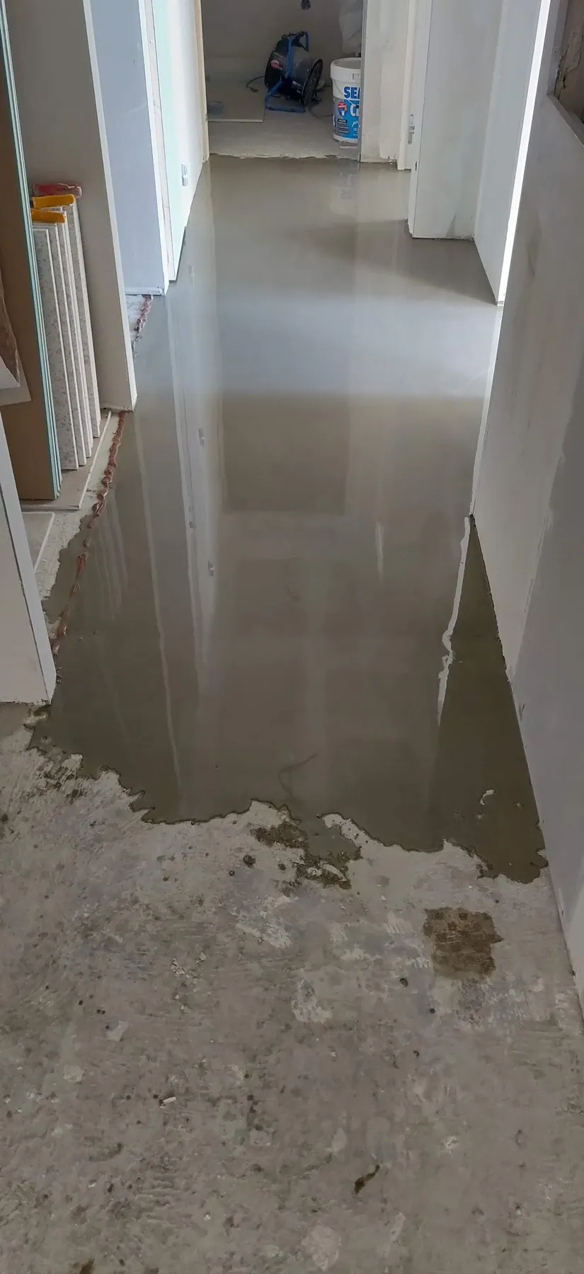 Le sol du couloir en cours de ragréage