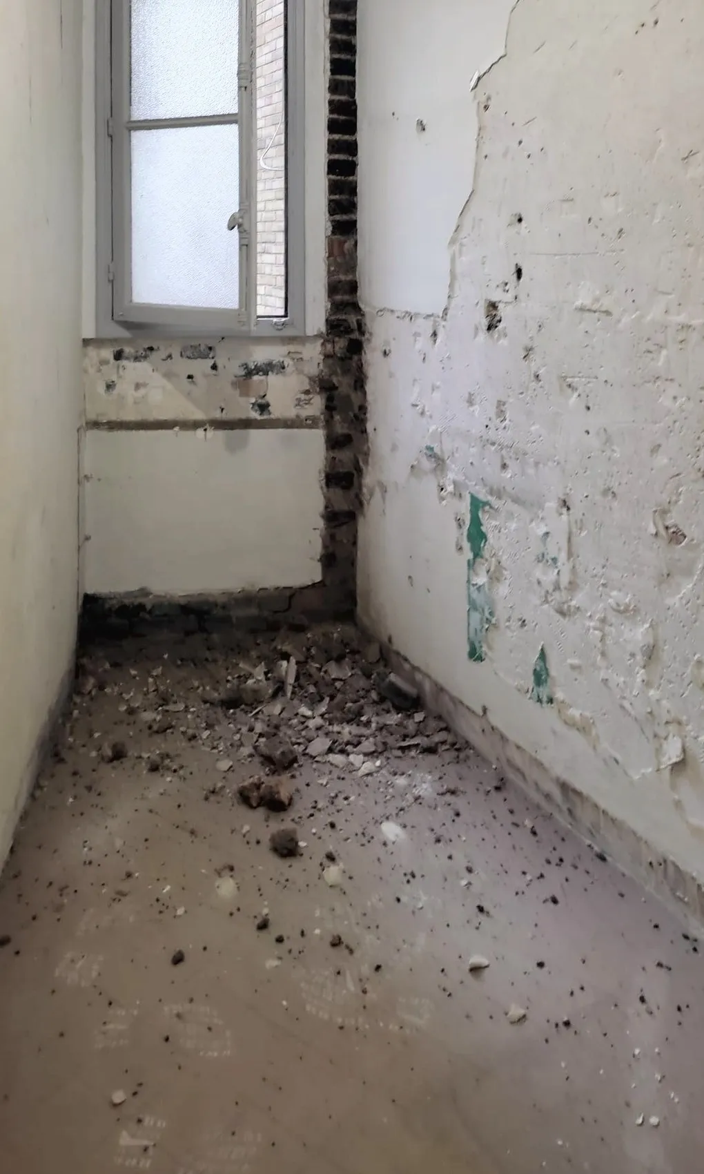 La salle de bain, murs remis à nu