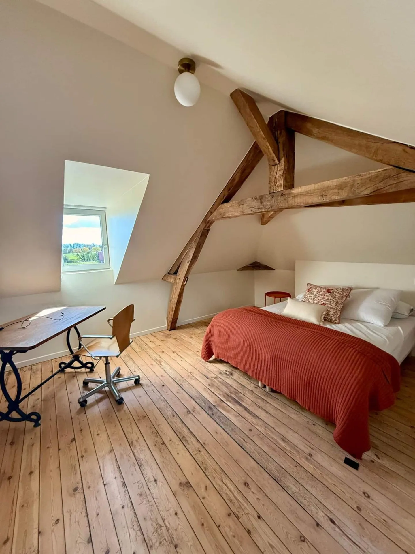 La chambre sous les combles terminée, avec son bureau sous la lucarne