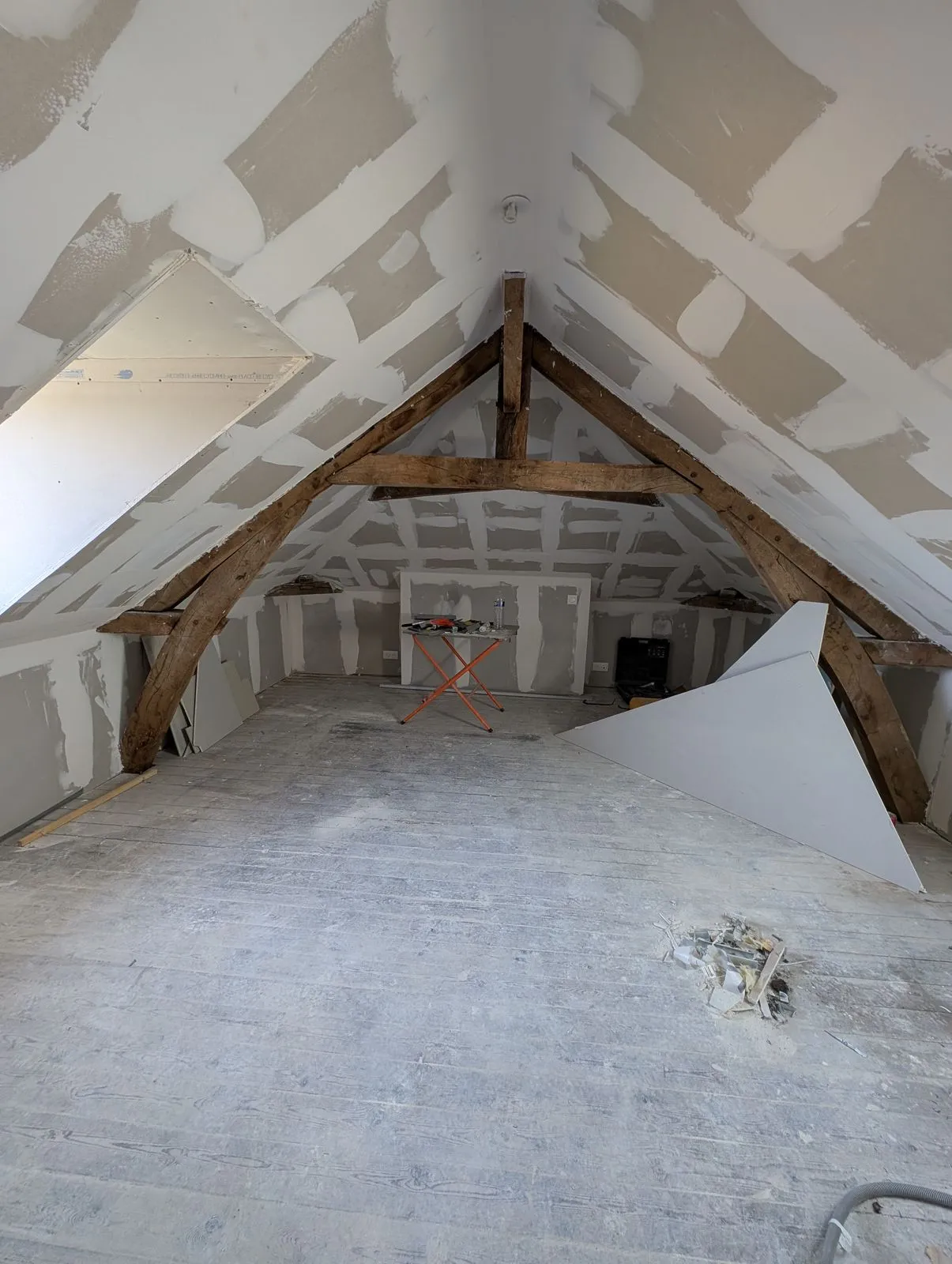 Les combles pendant le chantier : rampants doublés de plaques de plâtre, bandes en cours