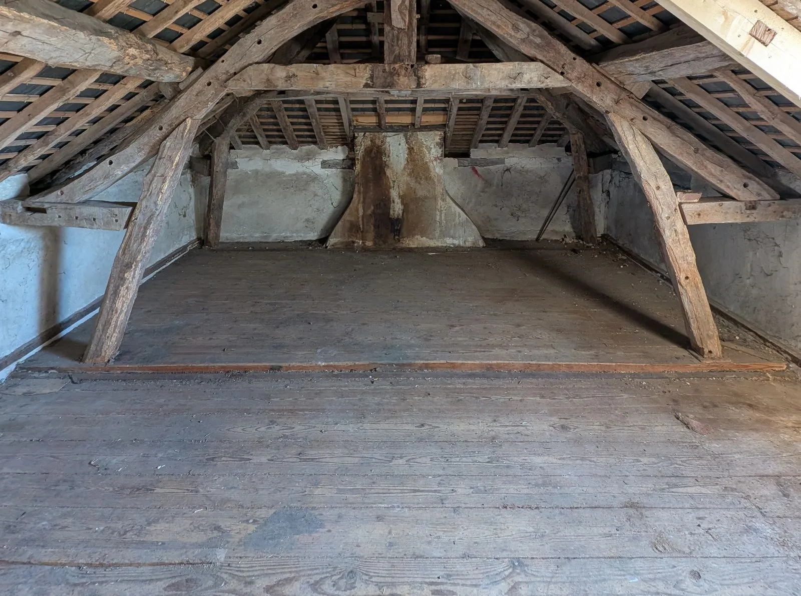 L'autre moitié du grenier avant travaux : fermes de charpente et plancher brut