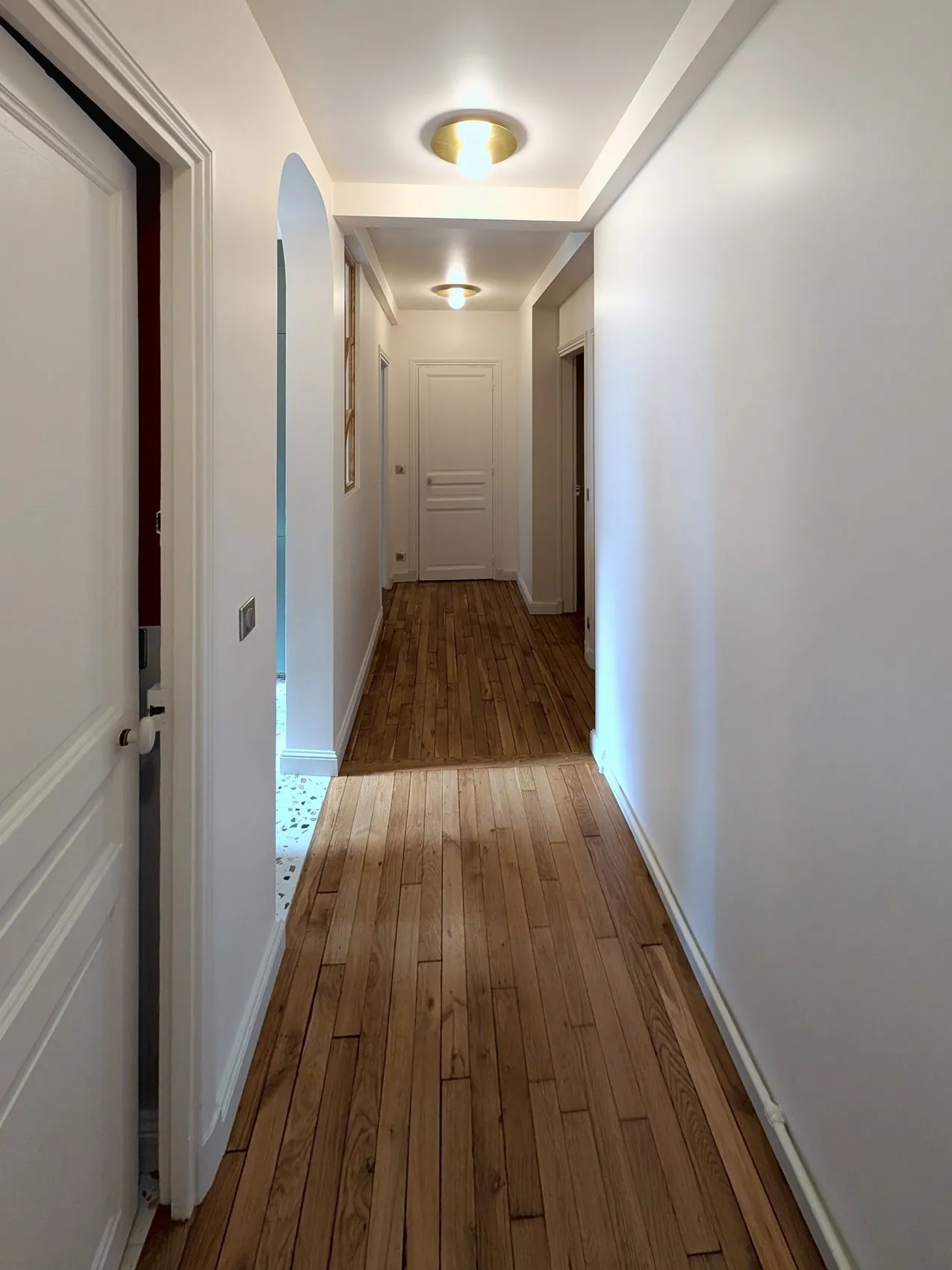 Le couloir terminé, parquet rénové et peintures refaites