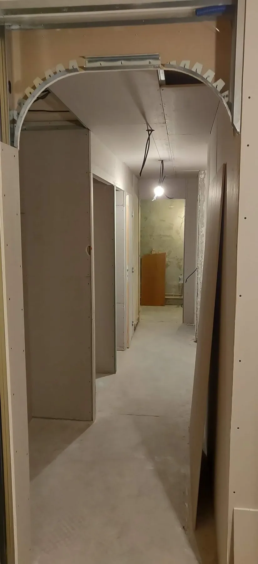 La nouvelle arche du couloir pendant le chantier, cloisons en plaques de plâtre