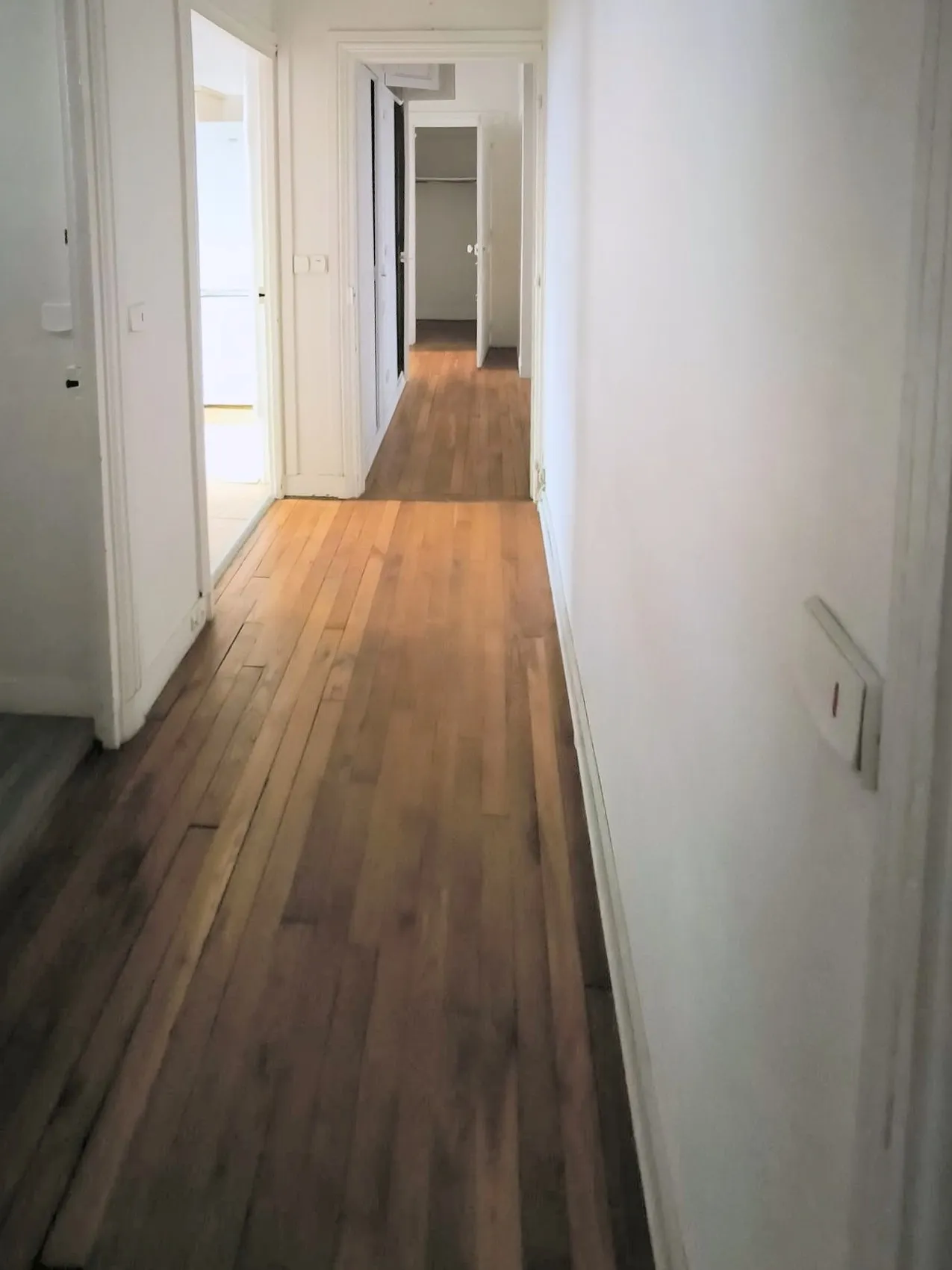 Le couloir avant travaux, vu depuis l'entrée
