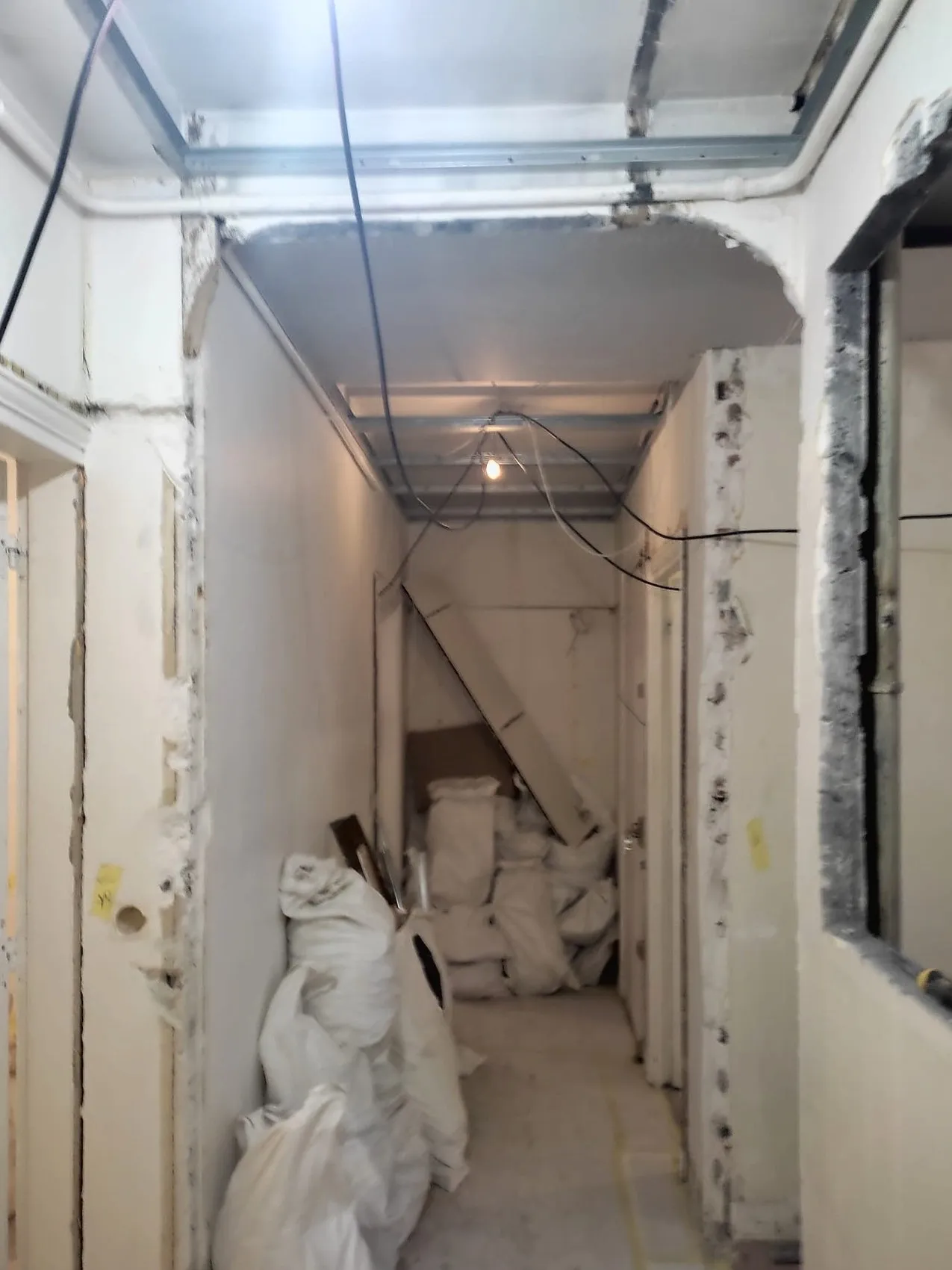 Le couloir pendant le chantier, ossatures du plafond apparentes