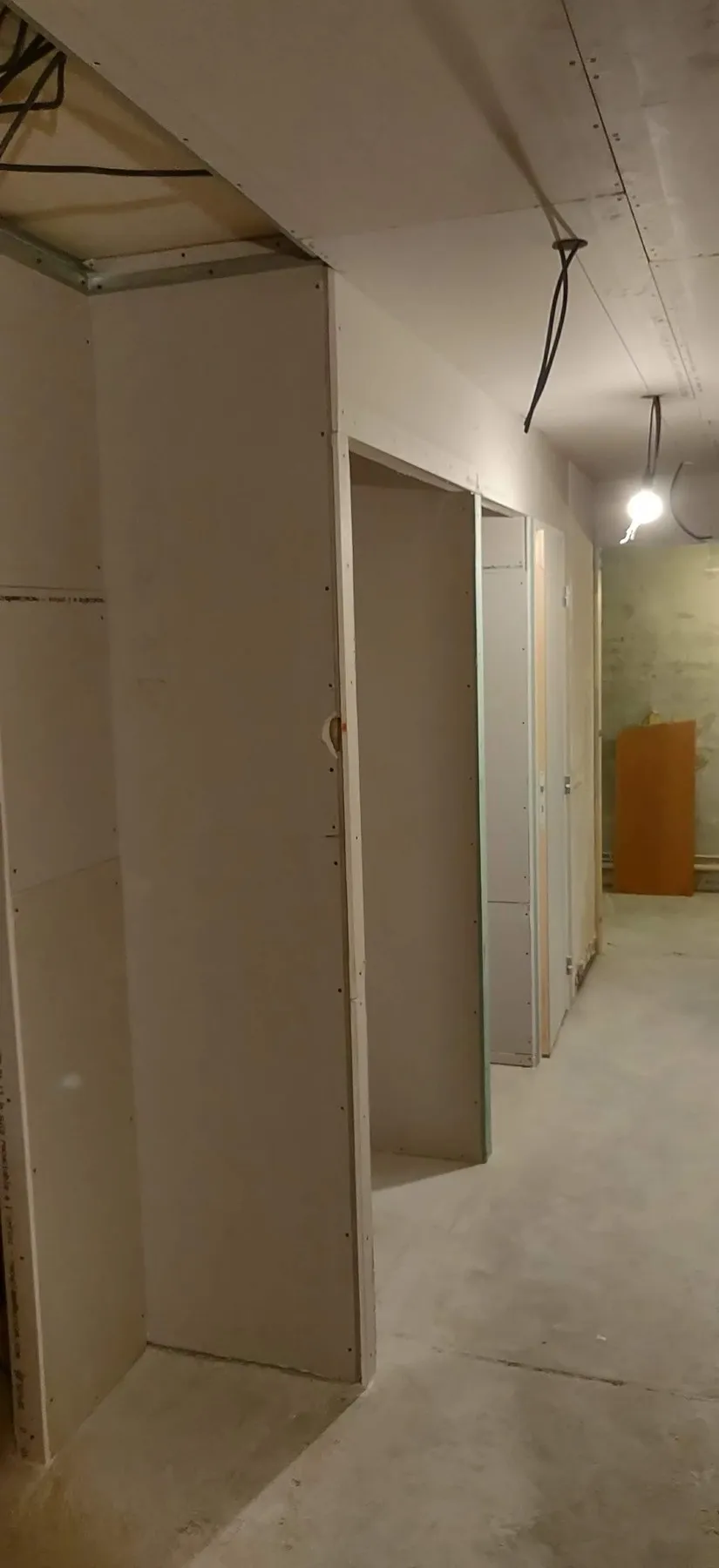 Les cloisons et les placards du couloir en cours de montage