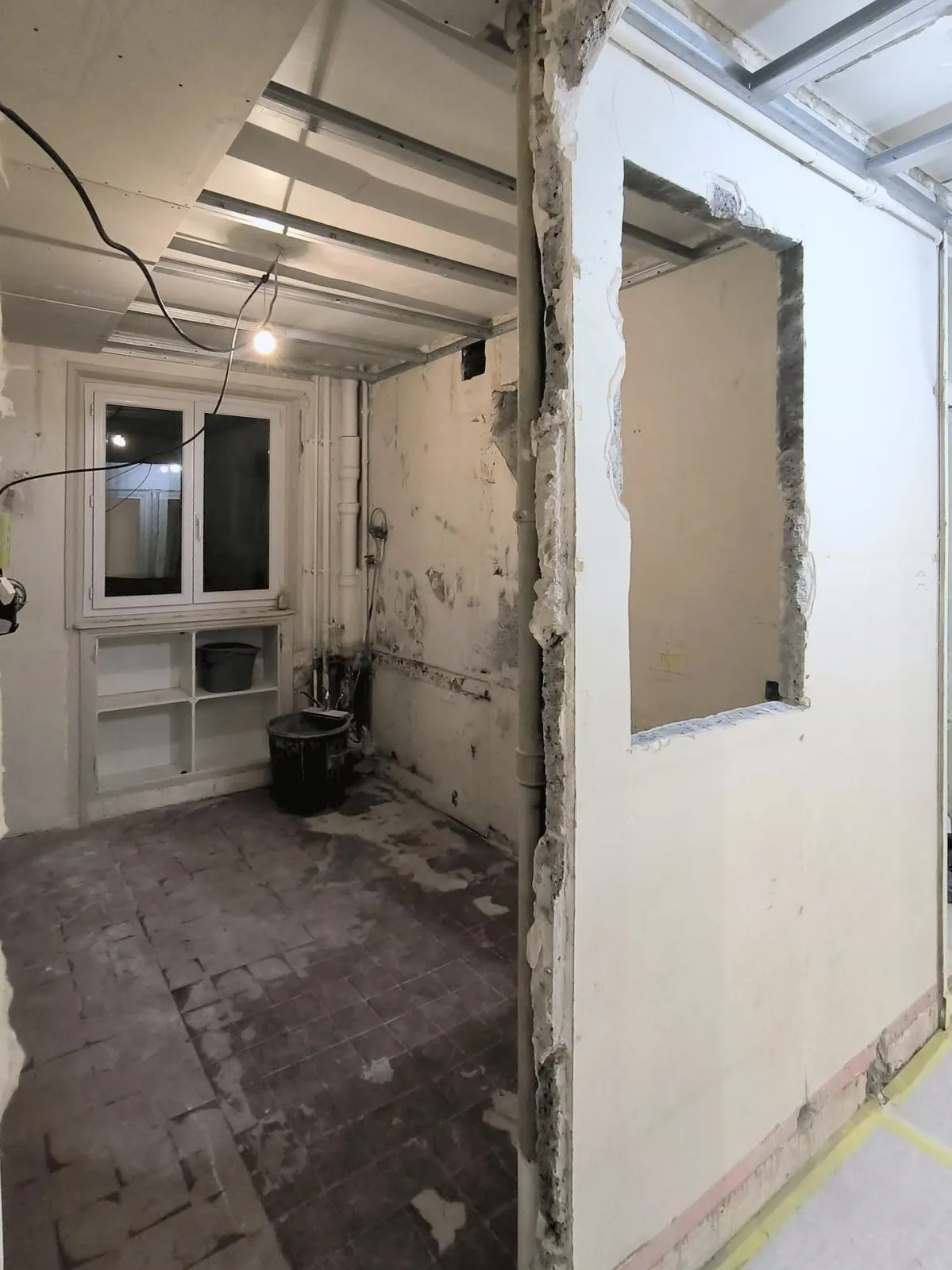 La cloison de la cuisine ouverte et le sol déposé, pendant le chantier