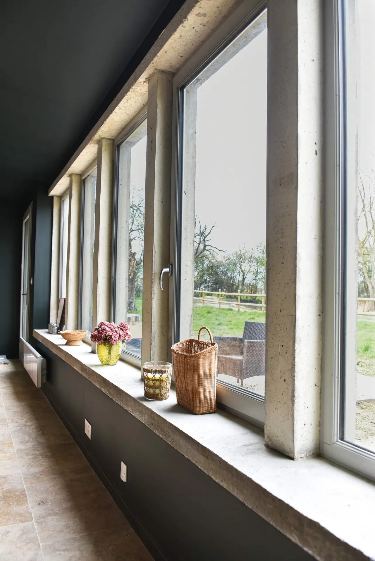 La rangée de fenêtres de la cuisine terminée, appui en pierre et vue sur le jardin
