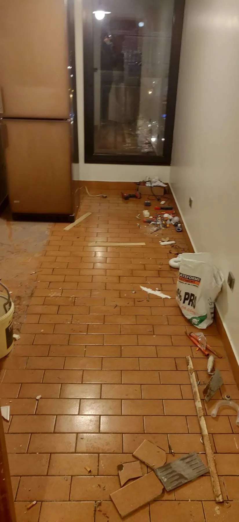 L'ancienne cuisine en cours de dépose, meubles retirés