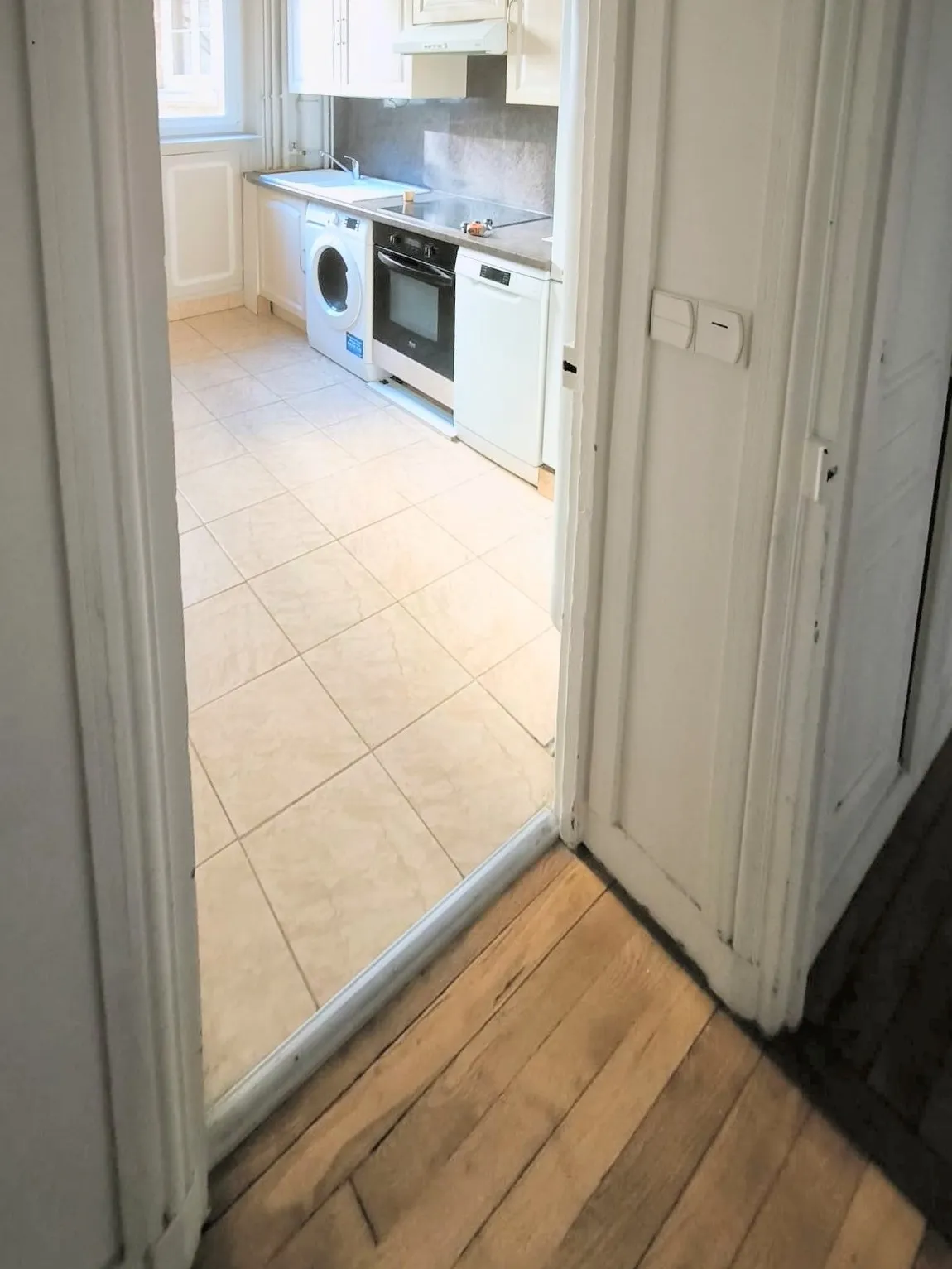 La porte étroite de la cuisine d'origine, vue depuis le couloir