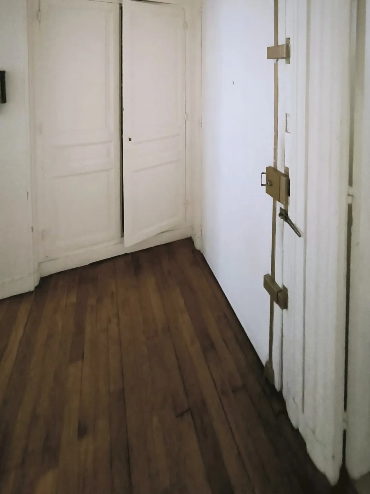 L'entrée avant travaux, avec ses placards anciens