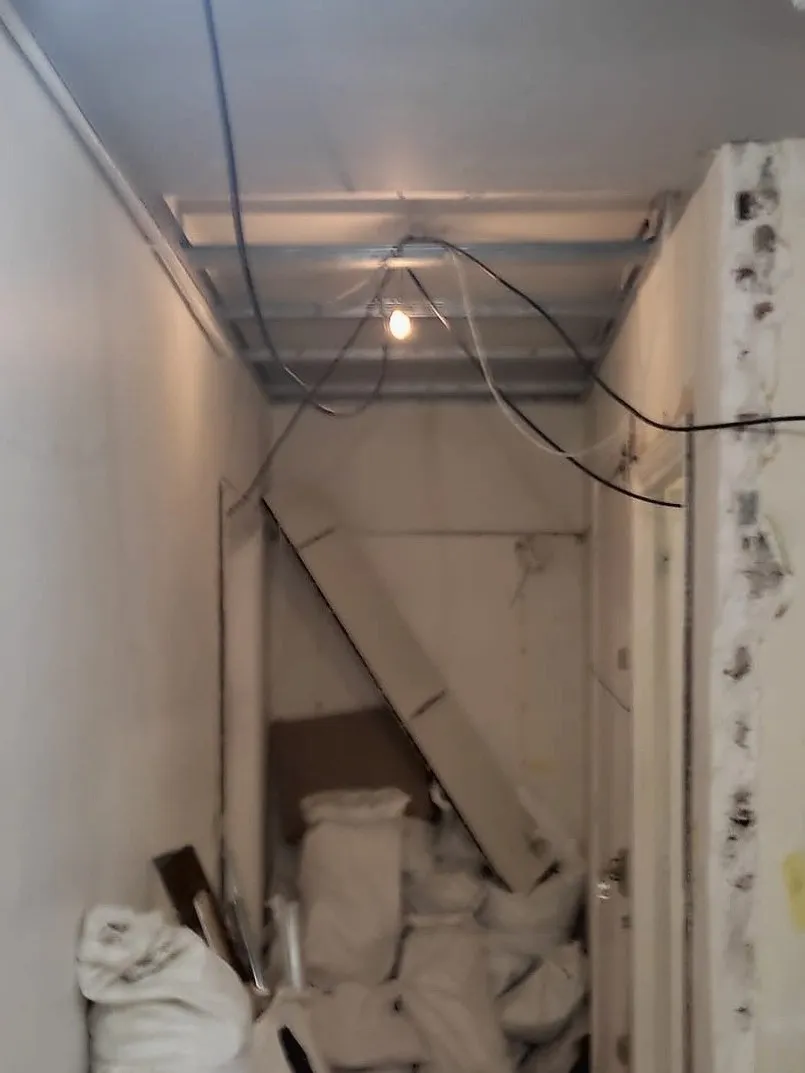 L'entrée pendant le chantier : placards déposés et plafond en cours
