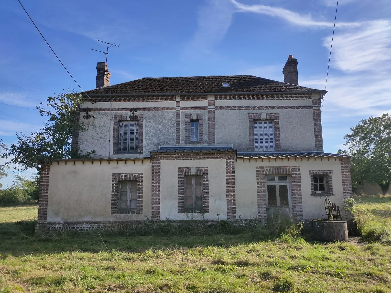 La façade nord de la maison avant travaux, avec l'ancienne cuisine en rez-de-chaussée