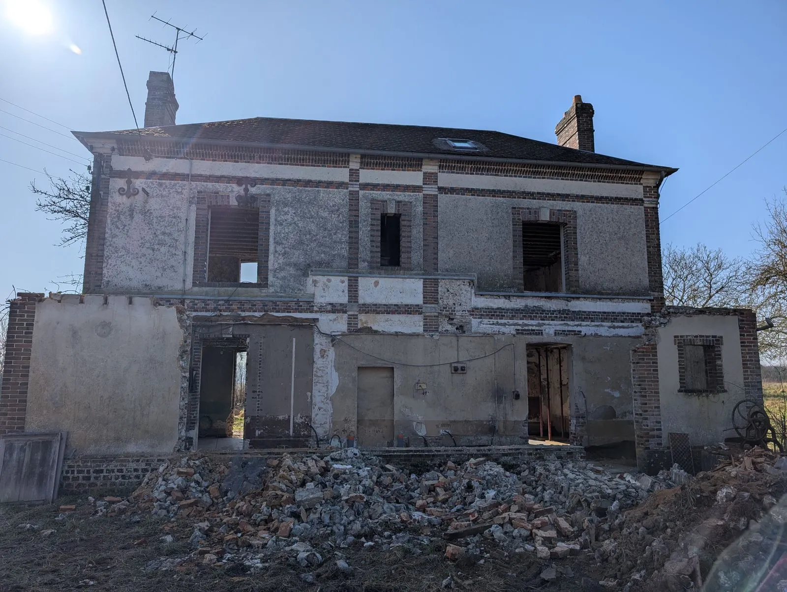 La façade nord pendant le chantier, l'ancienne cuisine démolie
