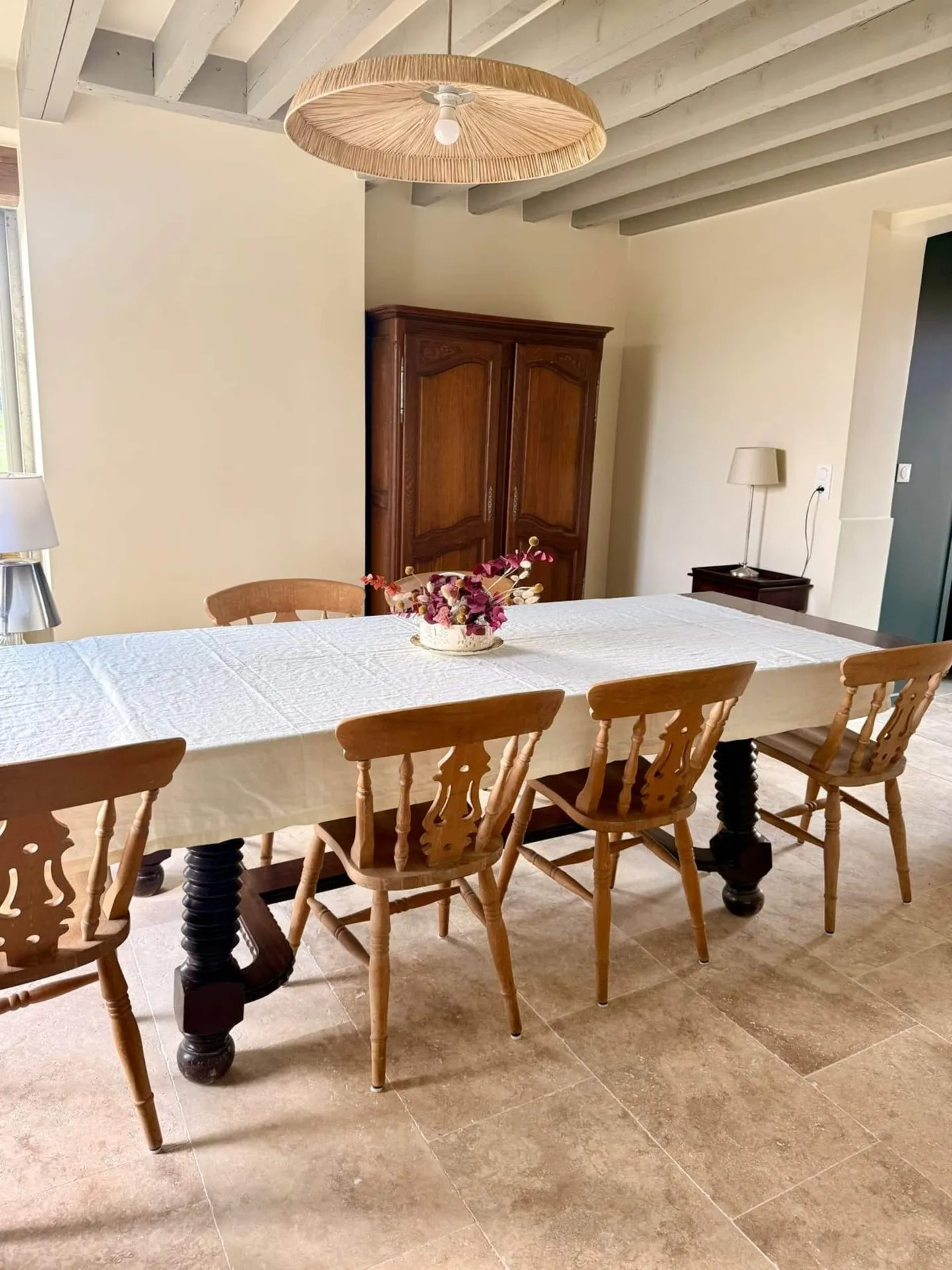 La table de la salle à manger, sol en pierre et armoire ancienne