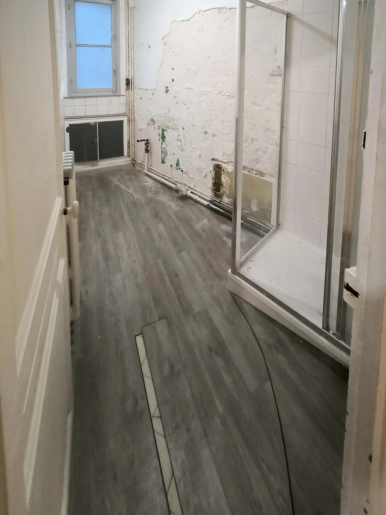 La salle de bain pendant le chantier, murs remis à nu