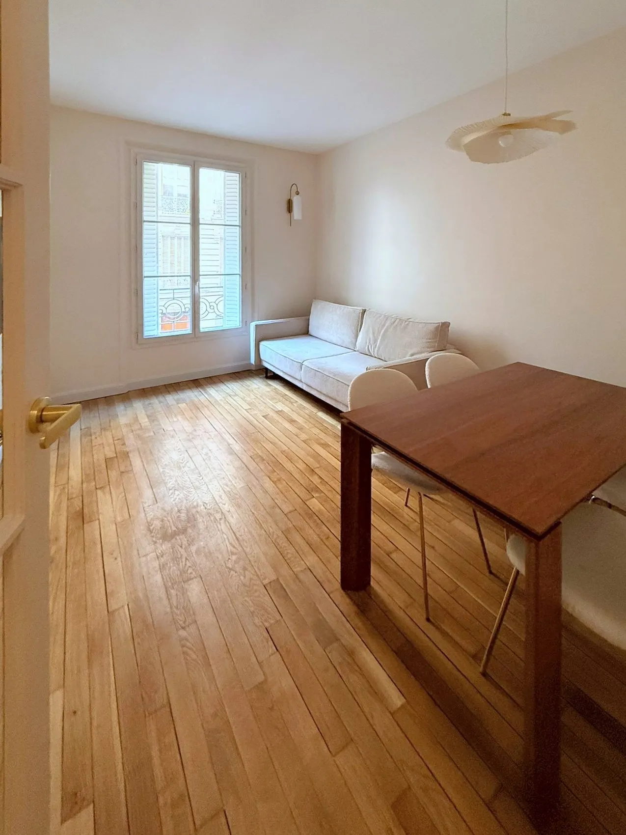 Le séjour terminé vu depuis la porte, parquet d'origine rénové