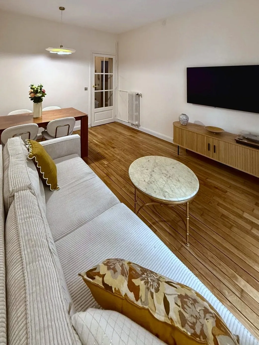 Le séjour meublé, avec son parquet d'origine rénové
