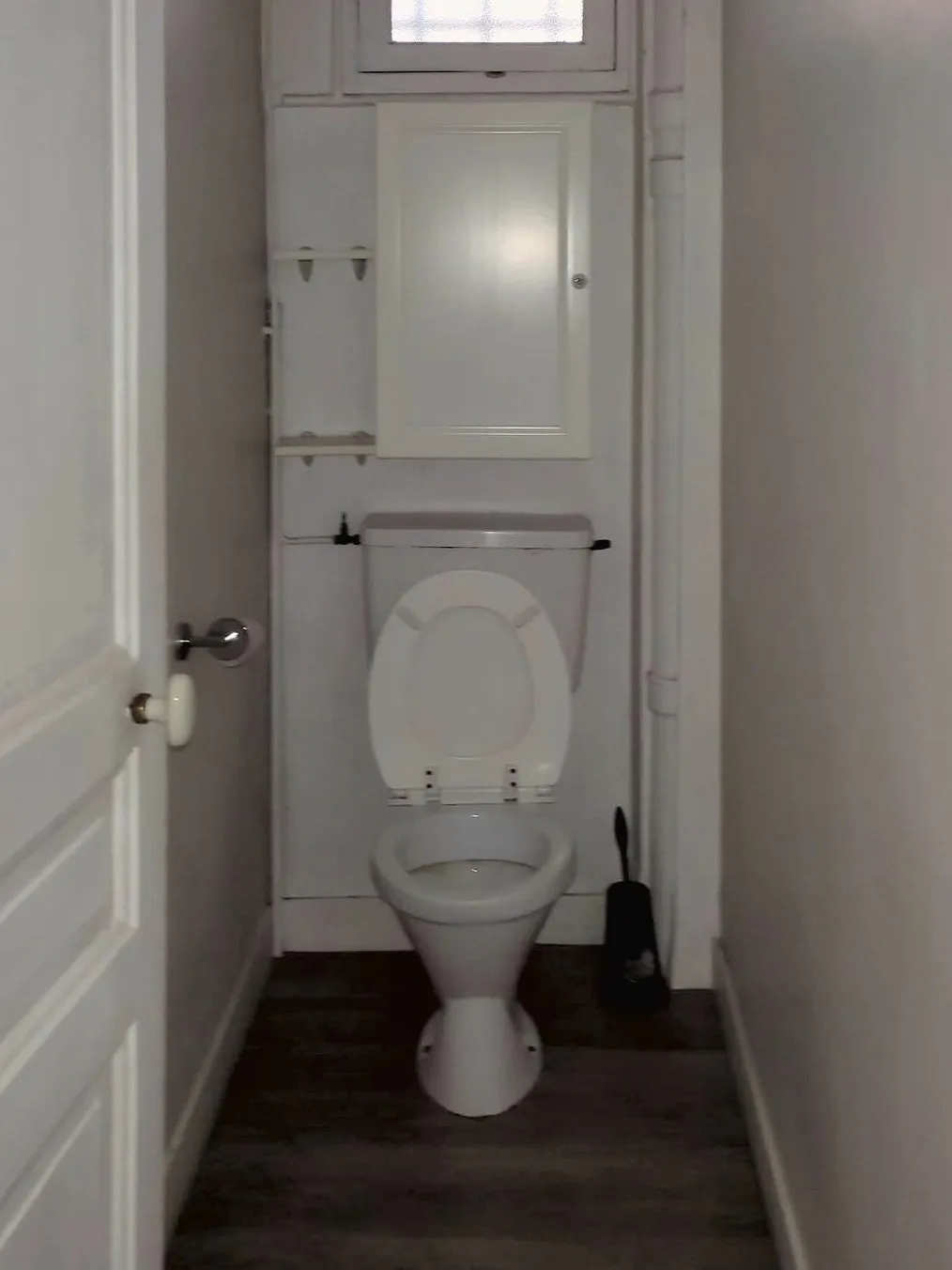 Les toilettes d'origine, avec un WC posé au sol