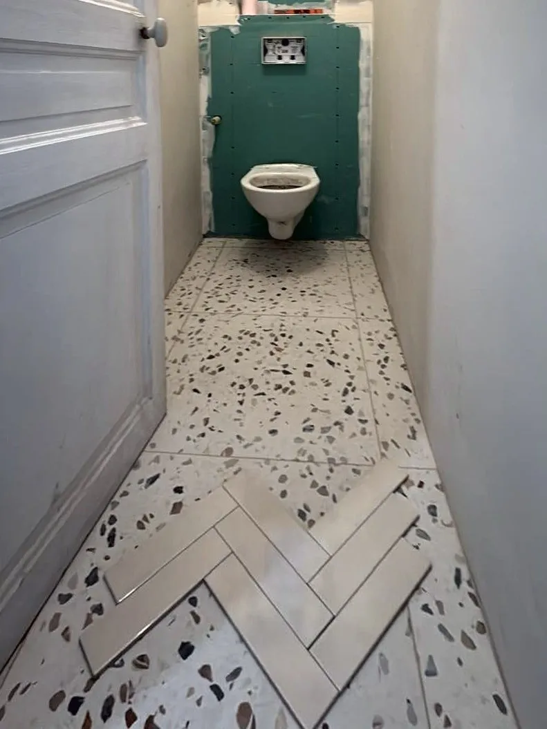 Les toilettes pendant le chantier : bâti-support en place et pose du sol en cours