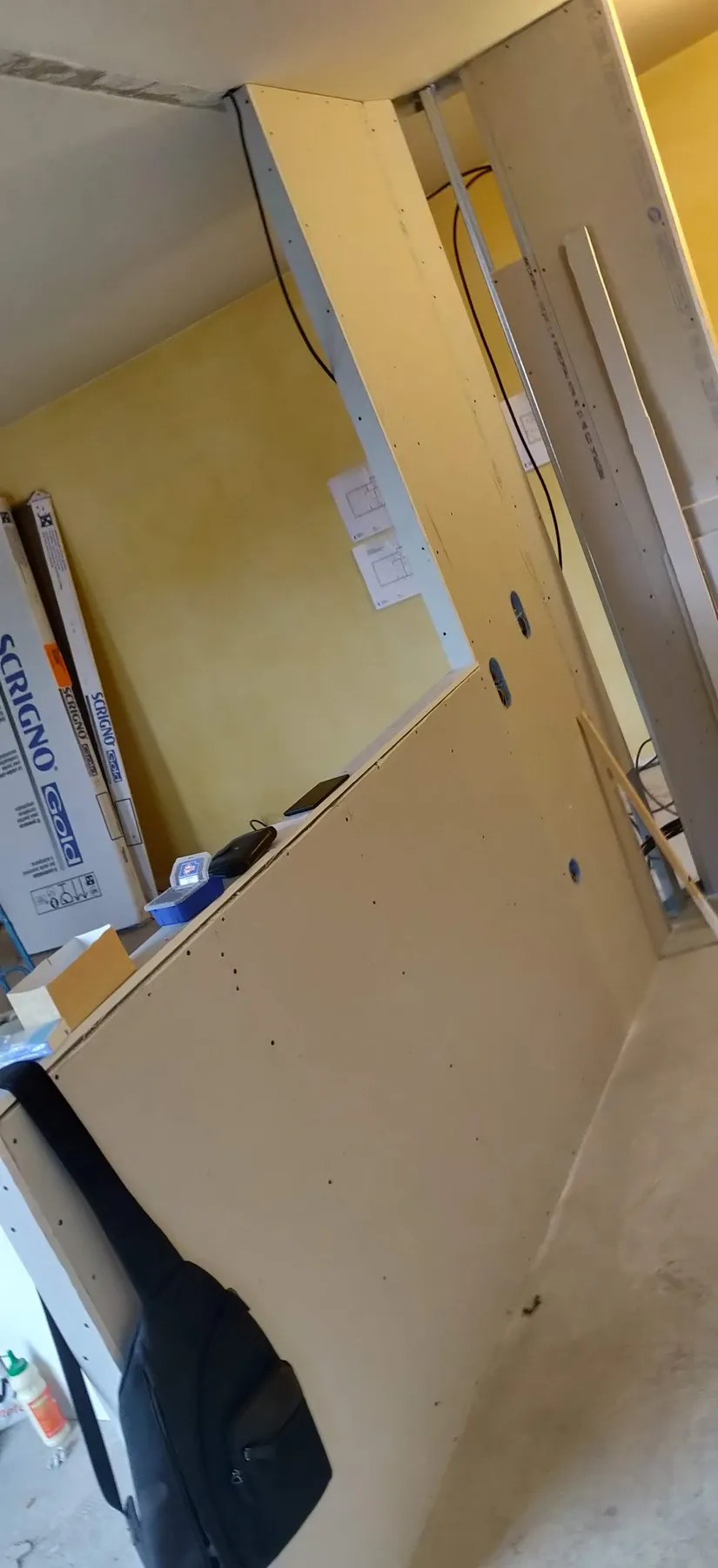 Le muret qui portera la verrière, vu depuis la cuisine pendant le chantier